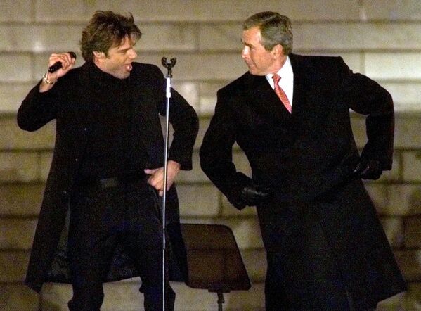 Presidente eleito George Bush dança com o cantor Ricky Martin durante a Celebração de Inauguração Presidencial no Lincoln Memorial em Washington, EUA, 18 de janeiro de 2001 - Sputnik Brasil