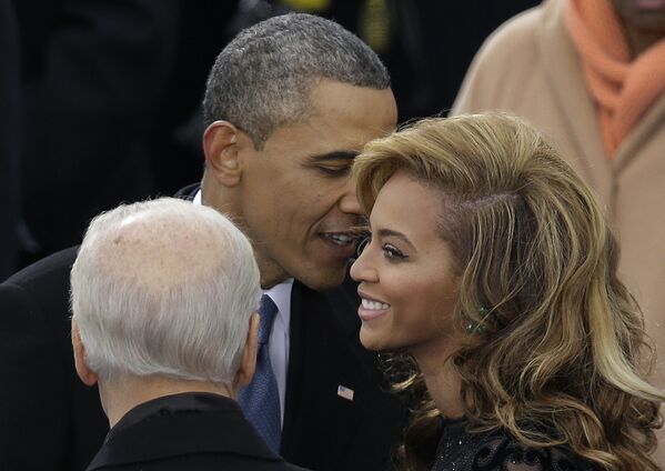 Presidente Barack Obama fala com a cantora Beyonce antes de ela cantar o hino nacional durante sua cerimônia de posse como 57º presidente dos EUA, em Washington, 21 de janeiro de 2013 - Sputnik Brasil