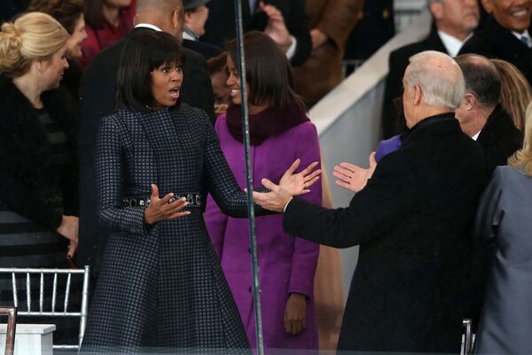 Primeira-dama Michelle Obama cumprimenta o vice-presidente Joe Biden durante o desfile de posse em Washington, EUA, em 21 de janeiro de 2013. Barack Obama prestou juramento para o segundo mandato como presidente dos EUA - Sputnik Brasil
