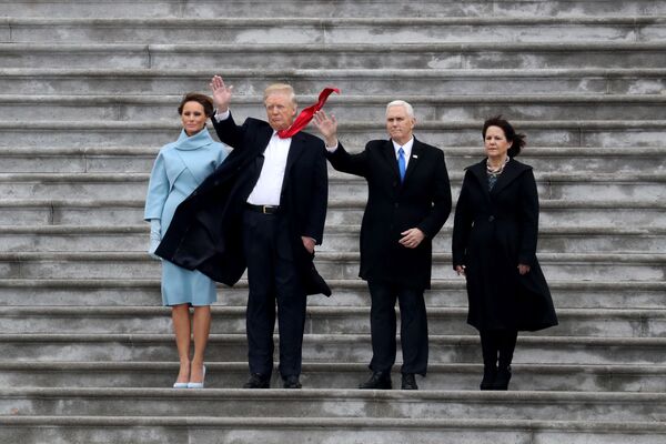 Primeira-dama Melania Trump, presidente dos EUA Donald Trump, vice-presidente Mike Pence e sua esposa Karen dizem adeus ao helicóptero do ex-presidente Barack Obama depois da cerimônia de posse de Trump no Capitólio em Washington, EUA, 20 de janeiro de 2017 - Sputnik Brasil