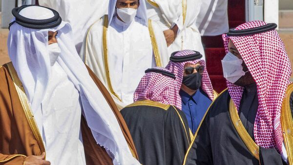 Príncipe herdeiro saudita, Mohammed bin Salman (à direita), recebe o emir do Qatar, Tamim bin Hamad Al-Thani, em aeroporto da cidade de Al-Ula, Arábia Saudita, 5 de janeiro de 2021 - Sputnik Brasil