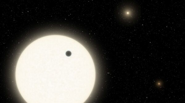 Ilustração do planeta KOI-5Ab transitando através de uma estrela similar ao Sol, que faz parte do sistema estelar triplo - Sputnik Brasil