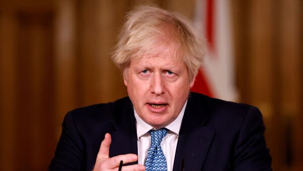 O primeiro-ministro britânico, Boris Johnson, fala durante coletiva de imprensa virtual. - Sputnik Brasil