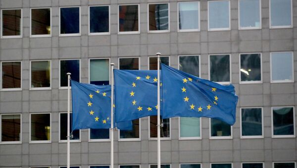 Bandeiras da União Europeia tremulam em frente à sede da Comissão Europeia, em Bruxelas, Bélgica - Sputnik Brasil