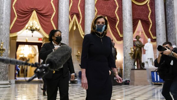 A presidente da Câmara dos Representantes dos EUA, Nancy Pelosi, chega ao Capitólio para a sessão de votação de impeachment contra Donald Trump - Sputnik Brasil