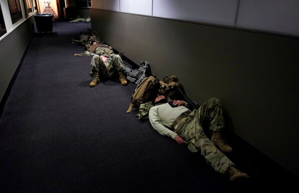 Militares da Guarda Nacional descansam no Capitólio, 13 de janeiro de 2021 - Sputnik Brasil