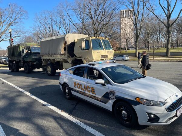 Caminhões militares e viatura policial perto do edifício do Capitólio em Washington, EUA - Sputnik Brasil