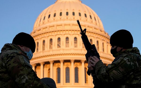 Membros da Guarda Nacional armados antes de os democratas começarem a debater o impeachment do presidente Donald Trump no Capitólio, Washington, EUA, 13 de janeiro de 2021 - Sputnik Brasil