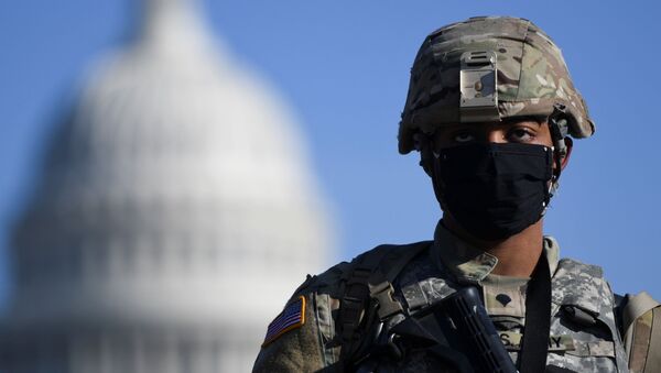 Membro da Guarda Nacional dos EUA na frente da sede do Congresso Nacional do país, em Washington, EUA, 13 de janeiro de 2021 - Sputnik Brasil
