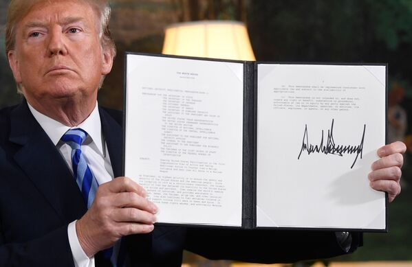 Presidente Donald Trump assina documento restaurador das sanções contra o Irã após o anúncio da saída dos EUA do acordo nuclear iraniano, na Casa Branca, 8 de maio de 2018 - Sputnik Brasil