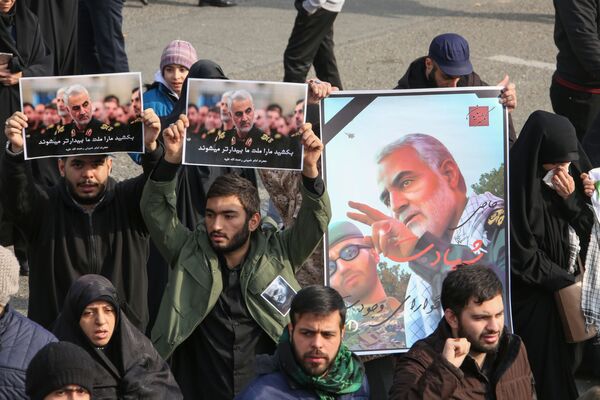 Iranianos seguram pôsteres do major-general iraniano Qassem Soleimani no dia 3 de janeiro de 2020, durante demonstração em Teerã contra o assassinato do comandante em ataque aéreo norte-americano em Bagdá - Sputnik Brasil
