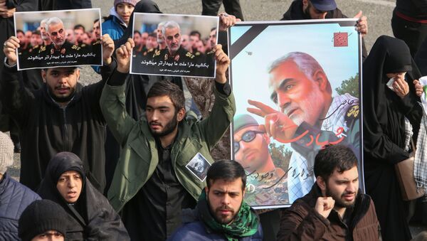 Iranianos seguram pôsteres do major-general iraniano Qassem Soleimani no dia 3 de janeiro de 2020, durante demonstração em Teerã contra o assassinato do comandante em ataque aéreo norte-americano em Bagdá - Sputnik Brasil