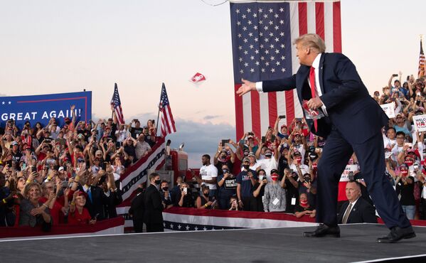Presidente dos EUA joga máscaras aos apoiadores após chegar ao Aeroporto Internacional Orlando Sanford, estado da Flórida, EUA, 12 de outubro de 2020 - Sputnik Brasil
