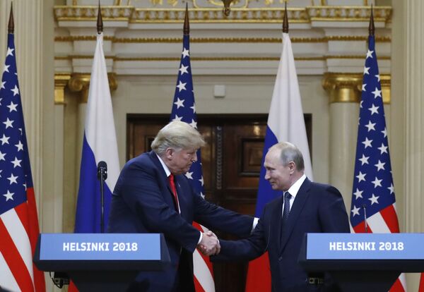 Reunião do presidente russo, Vladimir Putin, com o homólogo norte-americano, Donald Trump, em Helsinque, Finlândia, durante Cúpula Rússia-EUA, 16 de julho de 2018 - Sputnik Brasil