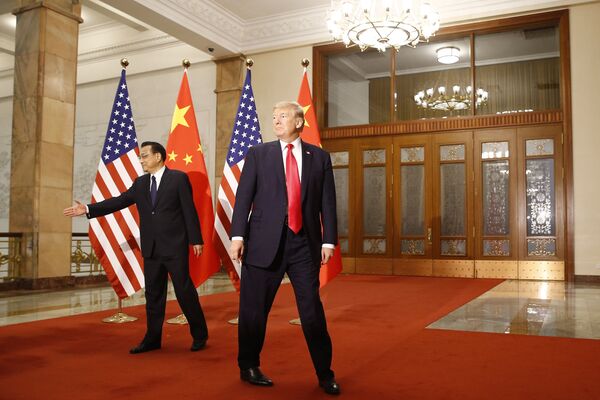Presidente dos EUA, Donald Trump, e premiê da China, Li Keqiang, reúnem-se em Pequim, China, 9 de novembro de 2017, para conversações sobre assuntos comerciais e a Coreia do Norte - Sputnik Brasil