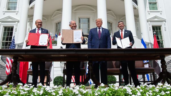 Primeiro-ministro israelense, Benjamin Netanyahu, e chanceleres de Bahrein e Arábia Saudita chegam à Casa Branca, 15 de setembro de 2020, para assinar acordos históricos e normalizadores das relações entre Israel e países árabes - Sputnik Brasil