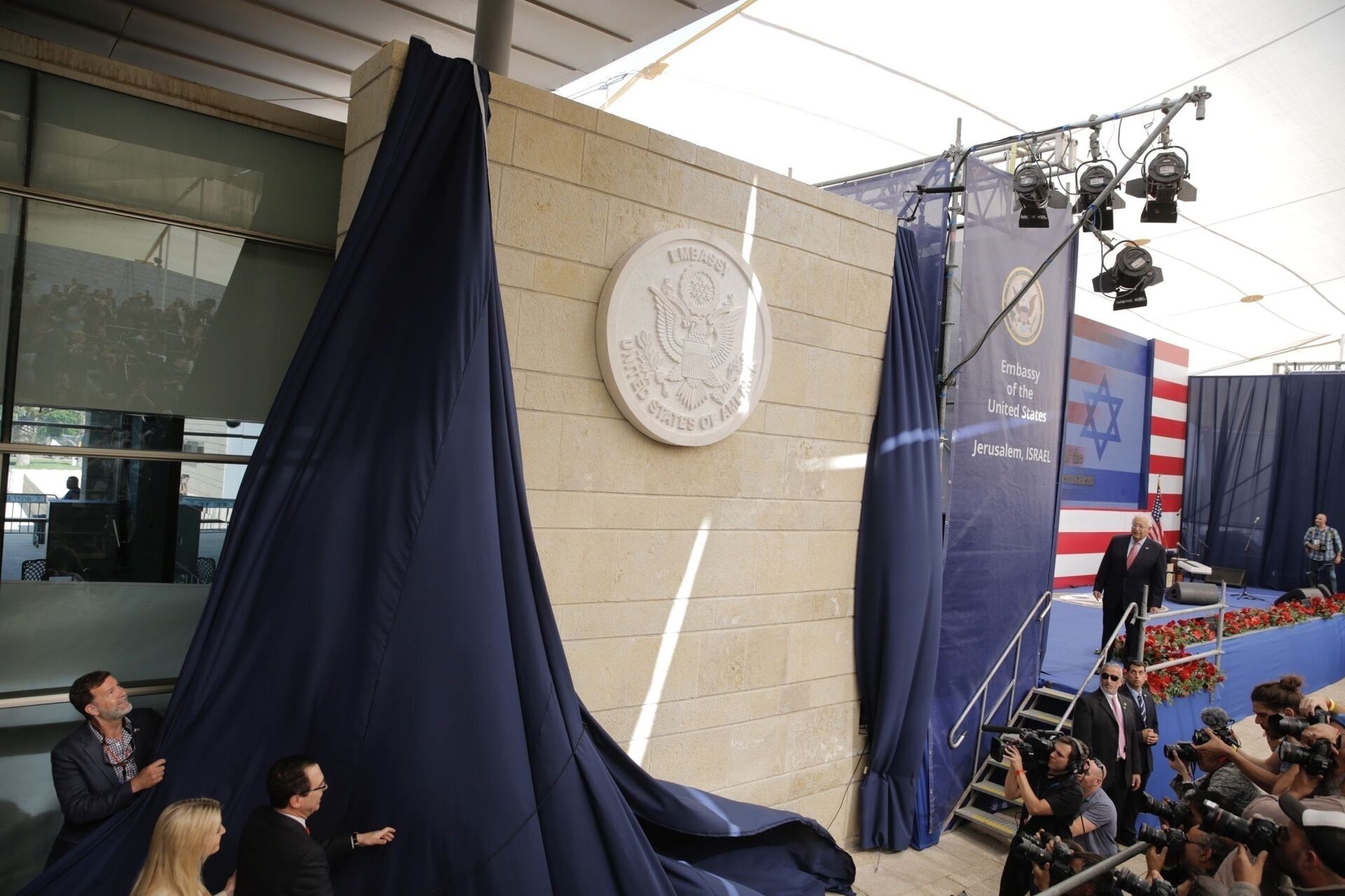 Filha de Donald Trump, Ivanka Trump, e o secretário do Tesouro dos EUA, Steve Mnuchin, revelam placa de inauguração durante a cerimônia de abertura da nova embaixada norte-americana em Jerusalém, 14 de maio de 2018 - Sputnik Brasil, 1920, 09.11.2021
