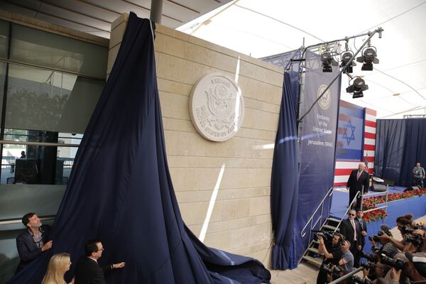 Filha de Donald Trump, Ivanka Trump, e o secretário do Tesouro dos EUA, Steve Mnuchin, revelam placa de inauguração durante a cerimônia de abertura da nova embaixada norte-americana em Jerusalém, 14 de maio de 2018 - Sputnik Brasil