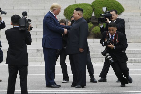 Presidente Donald Trump e o líder norte-coreano Kim Jong-un reúnem-se na aldeia fronteiriça de Panmunjom da zona desmilitarizada, na fronteira intercoreana, 30 de junho de 2019. Donald Trump tornou-se o primeiro presidente norte-americano a pisar em território da Coreia do Norte - Sputnik Brasil
