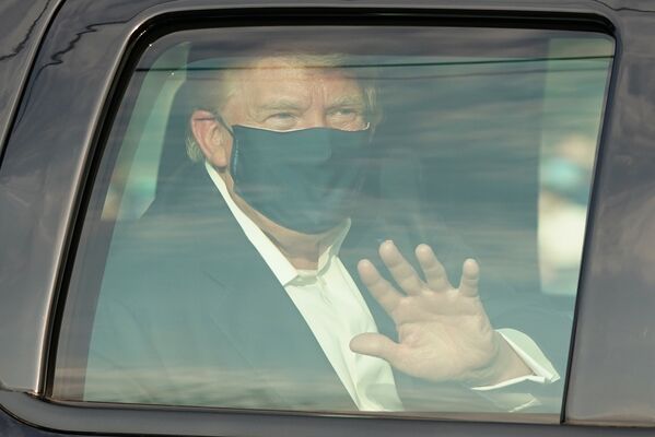 Carro do presidente Donald Trump passa por trumpistas no estado de Maryland, EUA, 4 de outubro de 2020 - Sputnik Brasil