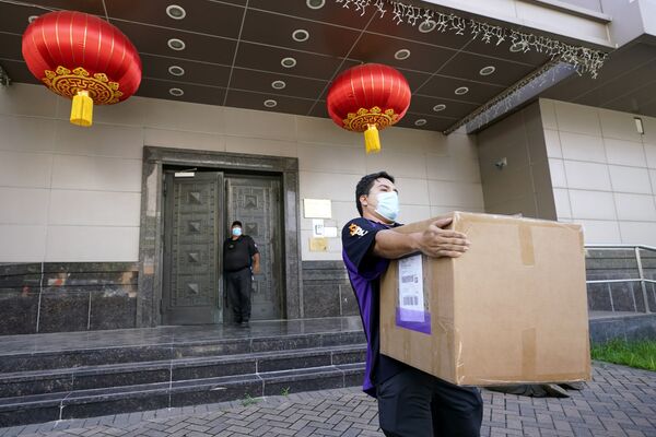 Funcionário da FedEx leva uma caixa da embaixada chinesa em Houston, EUA, 23 de julho de 2020, após uma ordem do governo norte-americano fechar a embaixada - Sputnik Brasil