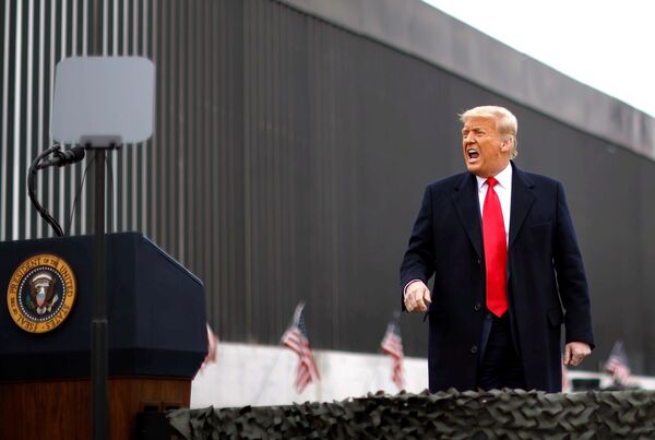 Presidente norte-americano, Donald Trump gritando durante sua visita ao muro fronteiriço EUA-México, 12 de janeiro de 2021 - Sputnik Brasil