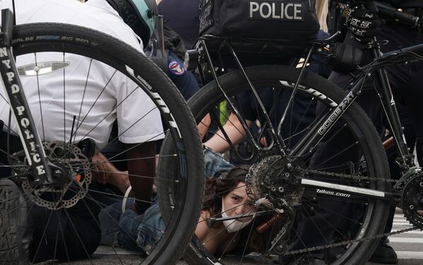 Policiais realizam detenções de manifestantes em Minneapolis, durante protestos antirracistas nos Estados Unidos, após o assassinato do afro-americano George Floyd durante detenção de policial, que se ajoelhou sobre o pescoço de Floyd por cerca de oito minutos, 26 de maio de 2020 - Sputnik Brasil