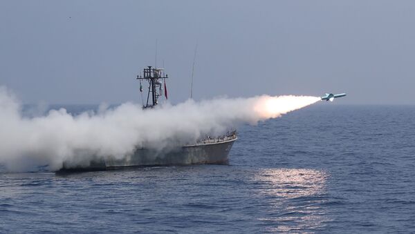 Embarcação iraniana dispara míssil durante exercício militar no golfo de Omã - Sputnik Brasil