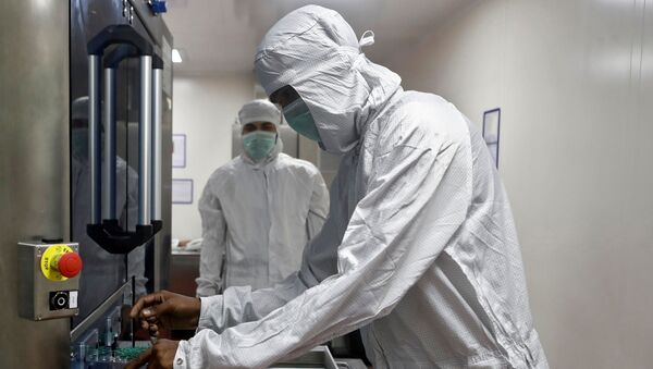 Funcionário manipula vacina da Oxford/AstraZeneca na laboratório Serum, na Índia. - Sputnik Brasil