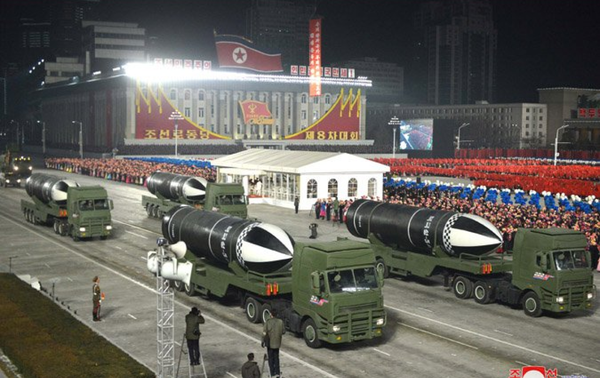 Novo míssil balístico lançado por submarino revelado durante um desfile militar na Coreia do Norte - Sputnik Brasil