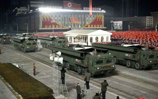 Míssil de curto alcance de combustível sólido mostrado durante desfile militar na Coreia do Norte - Sputnik Brasil