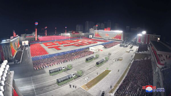 Vista dos novos mísseis balísticos apresentados durante desfile militar na Coreia do Norte - Sputnik Brasil