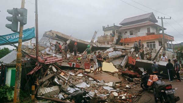 Спасатели ищут выживших после землетрясения в городе Мамаджу, Индонезия - Sputnik Brasil