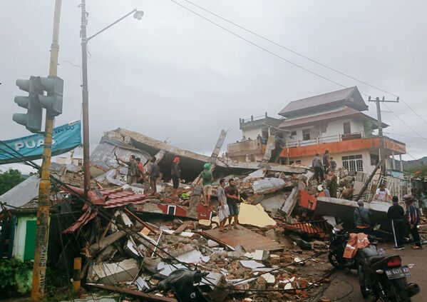 Moradores observam edifícios danificados por terremoto em Mamuju, Sulawesi Ocidental, Indonésia, 15 de janeiro de 2021 - Sputnik Brasil