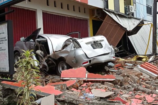 Carro e edifícios danificados após terremoto em Mamuju, província de Sulawesi Ocidental, Indonésia, 15 de janeiro de 2021 - Sputnik Brasil