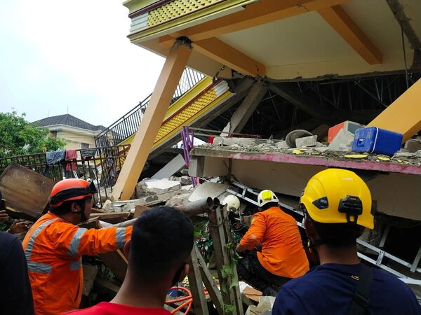 Equipe de salvamento cava escombros após terremoto em Mamuju, província de Sulawesi Ocidental, Indonésia, 15 de janeiro de 2021 - Sputnik Brasil
