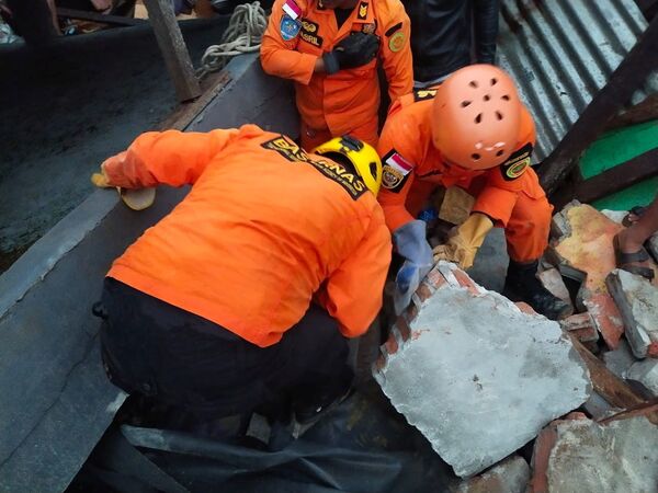 Equipe de salvamento cava escombros após um terremoto em Mamuju, província de Sulawesi Ocidental, Indonésia, 15 de janeiro de 2021 - Sputnik Brasil