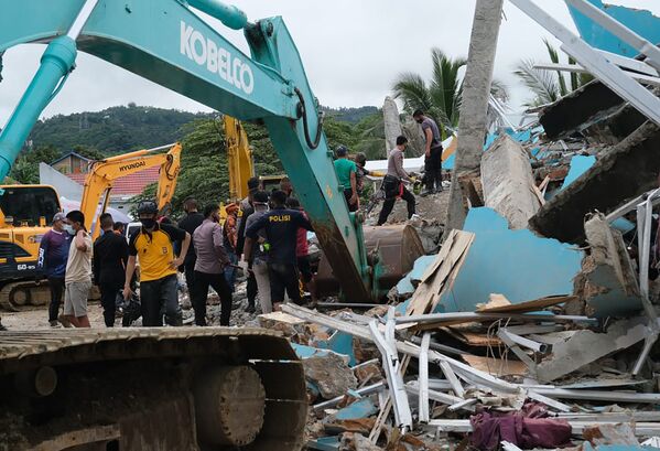 Socorristas procuram sobreviventes em edifício danificado por um terremoto em Mamuju, Sulawesi Ocidental, Indonésia, 15 de janeiro de 2021 - Sputnik Brasil
