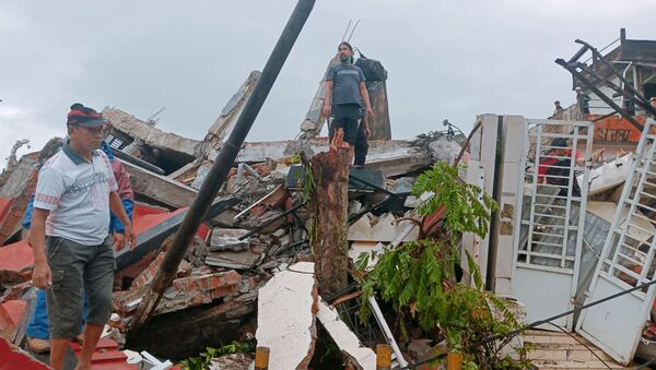 Moradores verificam casas danificadas pelo terremoto em Mamuju, Sulawesi Ocidental, Indonésia, 15 de janeiro de 2021 - Sputnik Brasil