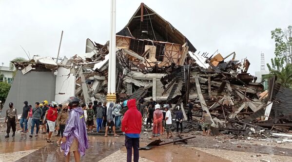 Casa destruída após terremoto em Mamuju, província de Sulawesi Ocidental, Indonésia, 15 de janeiro de 2021 - Sputnik Brasil