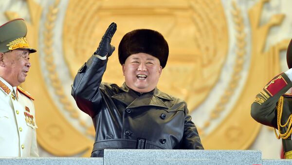 Líder norte-coreano, Kim Jong-un, acena durante cerimônia de encerramento do 8º Congresso do Partido dos Trabalhadores, em Pyongyang, Coreia do Norte, 14 de janeiro de 2021 - Sputnik Brasil
