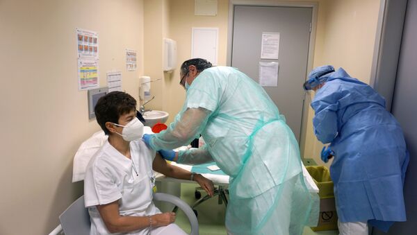 Membro de equipe médica recebe vacina da Pfizer/BioNTech durante vacinação anti-coronavírus em Bergamo, Itália, 5 de janeiro de 2021 - Sputnik Brasil