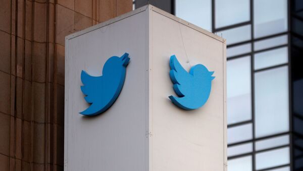 A Twitter logo is seen outside the company headquarters, during a purported demonstration by supporters of U.S. President Donald Trump to protest the social media company's permanent suspension of the President's Twitter account, in San Francisco, California, U.S., January 11, 2021. - Sputnik Brasil
