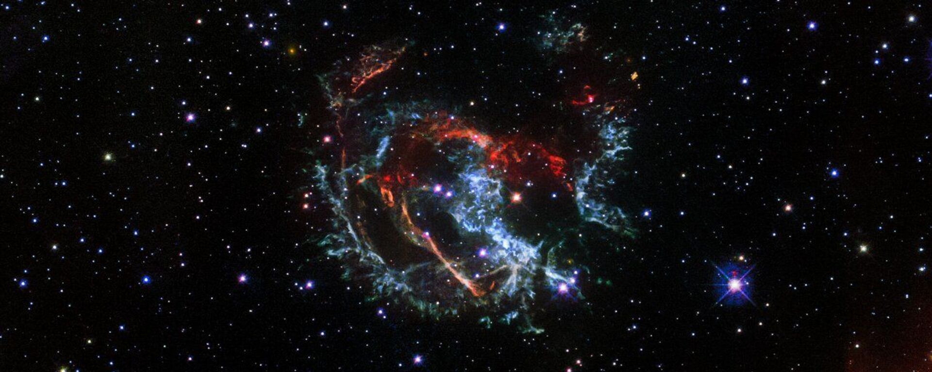 Vestígios de supernova 1E 0102.2-7219, localizada a cerca de 200 mil anos-luz de distância - Sputnik Brasil, 1920, 17.12.2021