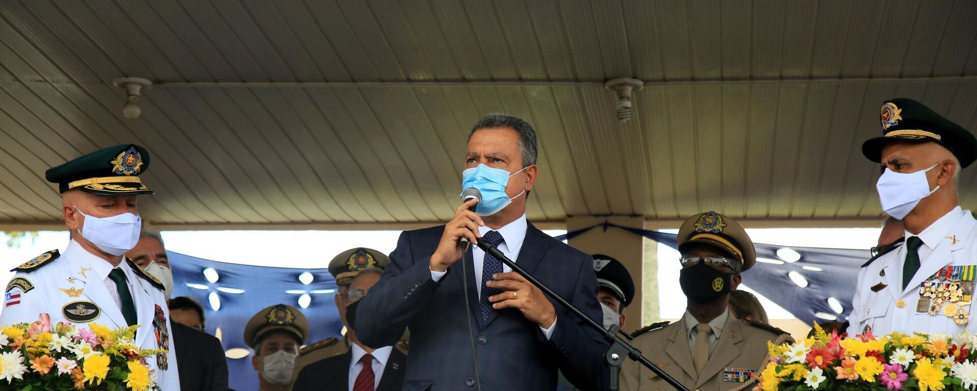 Em Salvador, o governador da Bahia, Rui Costa (PT), participa de cerimônia de troca do comando da Polícia Militar em meio à pandemia da COVID-19, em 13 de janeiro de 2021 - Sputnik Brasil, 1920, 28.12.2021