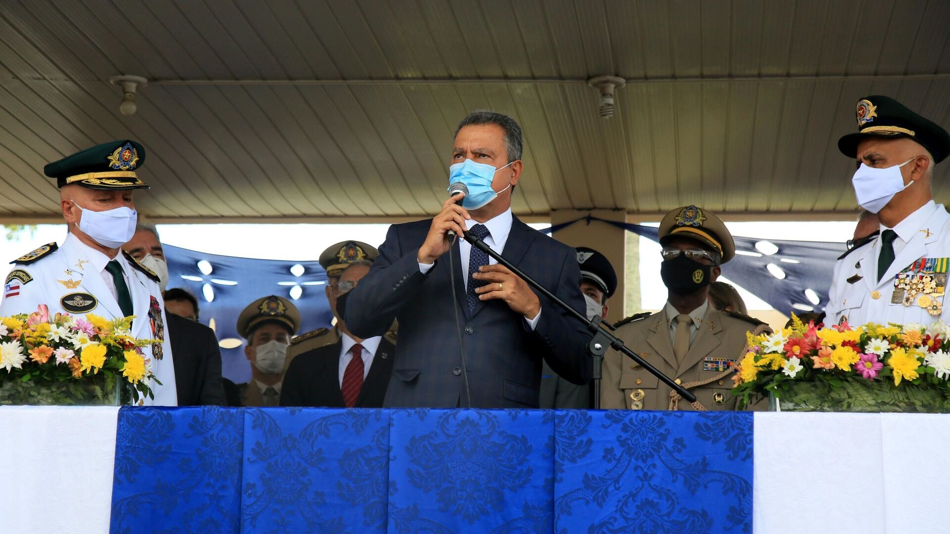 Em Salvador, o governador da Bahia, Rui Costa (PT), participa de cerimônia de troca do comando da Polícia Militar em meio à pandemia da COVID-19, em 13 de janeiro de 2021 - Sputnik Brasil, 1920, 23.12.2021