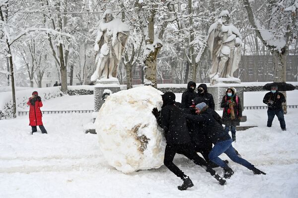 Jovens rolam uma bola de neve gigante em Madri, Espanha, 9 de janeiro de 2021. Durante as nevascas em Espanha, que causaram caos em grande parte do país, morreram três pessoas - Sputnik Brasil