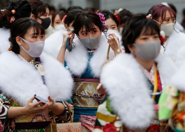Meninas usando quimonos e máscaras de proteção durante a cerimônia de celebração de chegada da idade adulta, Tóquio, 11 de janeiro de 2021 - Sputnik Brasil