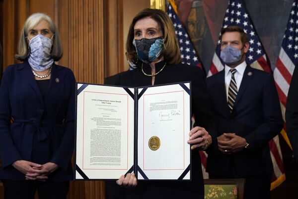 Presidente da Câmara dos Representantes, Nancy Pelosi, mostra o artigo assinado do impeachment do atual presidente Donald Trump, Washington, Estados Unidos, 13 de janeiro de 2021 - Sputnik Brasil