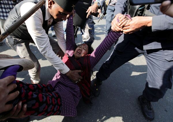 Apoiador da monarquia é ajudado após ter sido ferido durante confrontos com a polícia de choque, Catmandu, Nepal, 11 de janeiro de 2021 - Sputnik Brasil